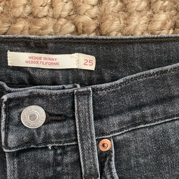Like new! Levi’s wedgie skinny jean - Picture 3 of 4